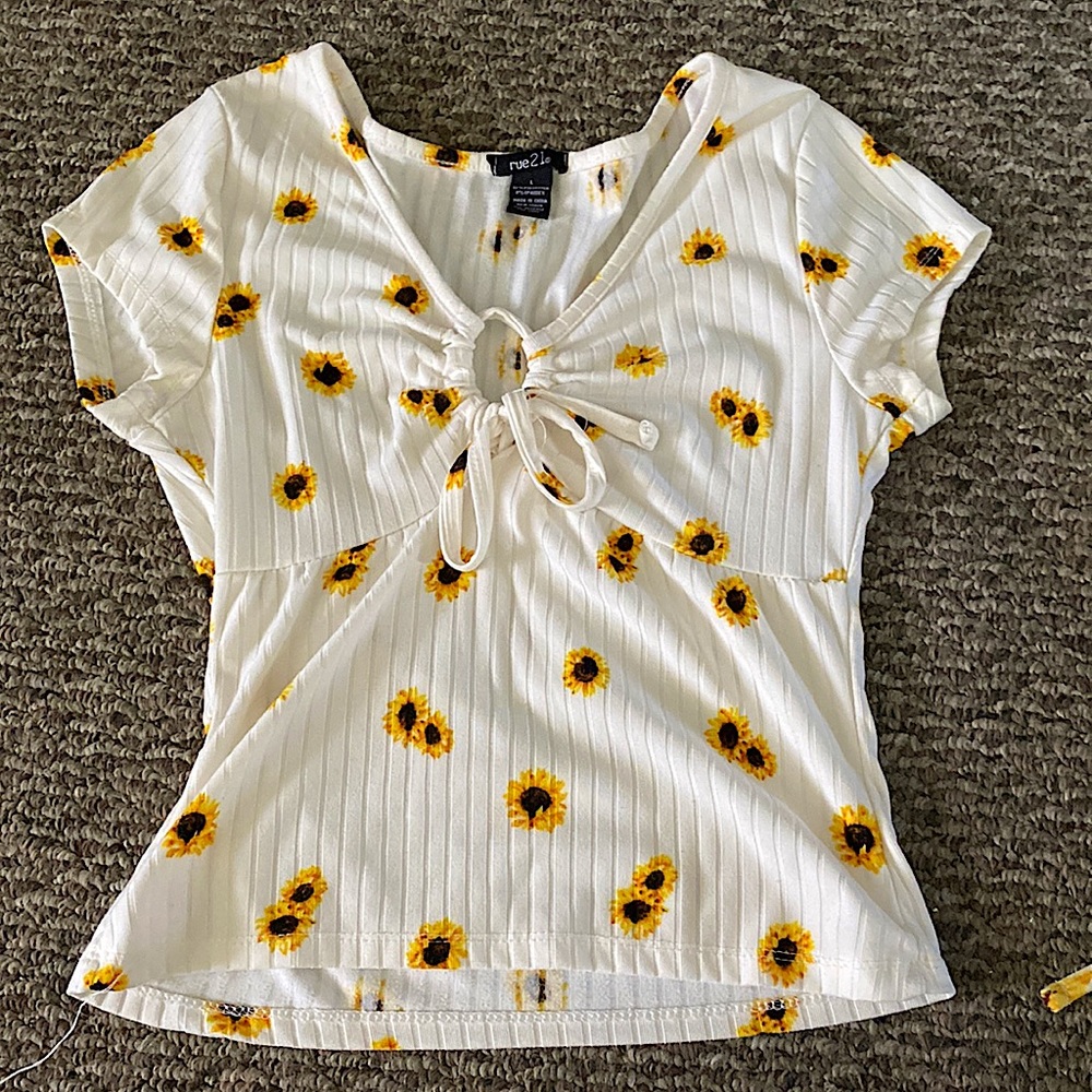 Women’s size large (fits like a medium)